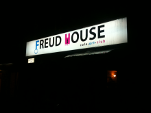 Вывести над входом в Дом Фрейда - Арт-кафе Freud House - Киев